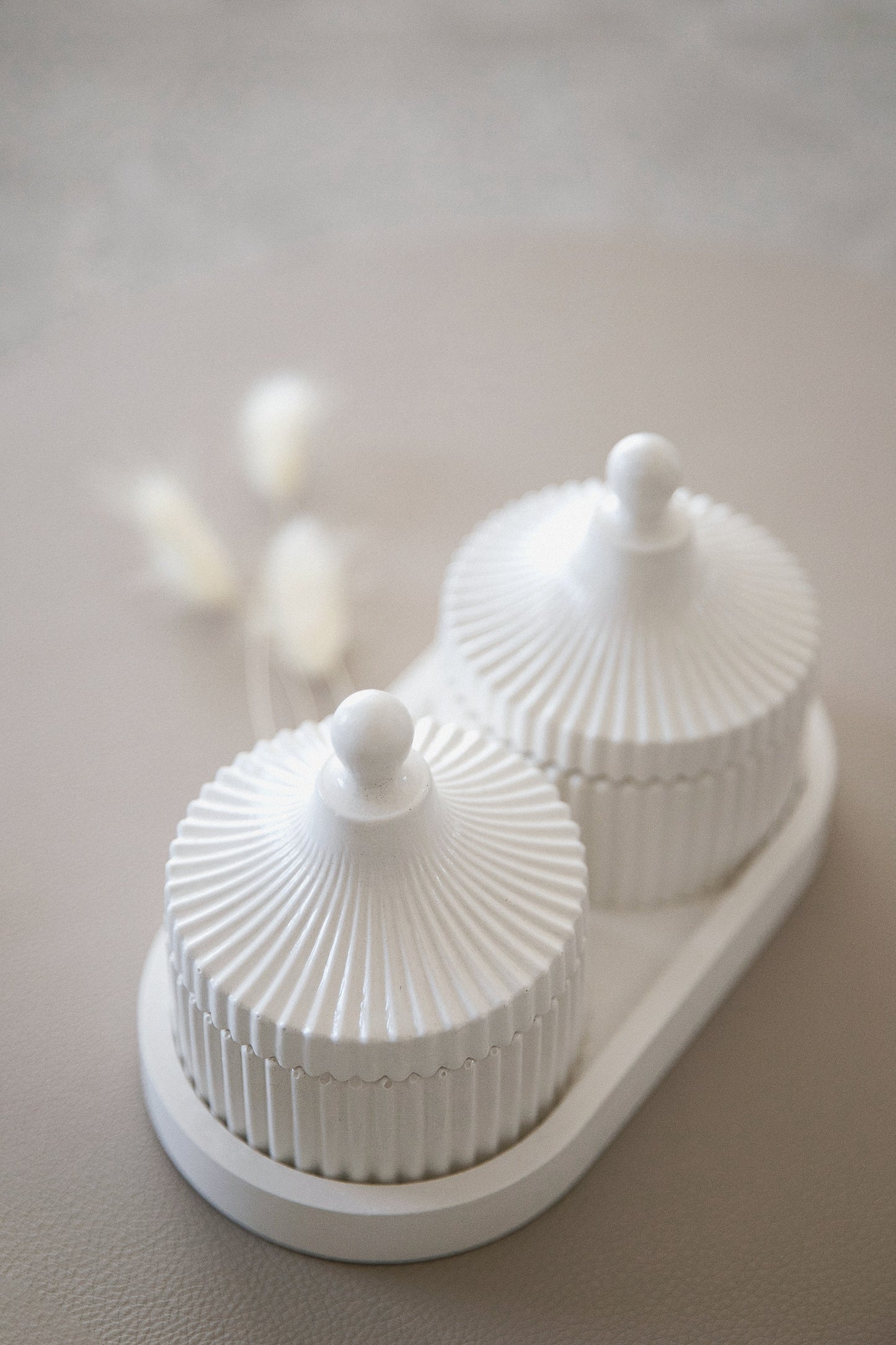 Luxus 2 Duftkerzen- und Tablett-Set in handgefertigtem Gipsbehälter, Kokoswachs