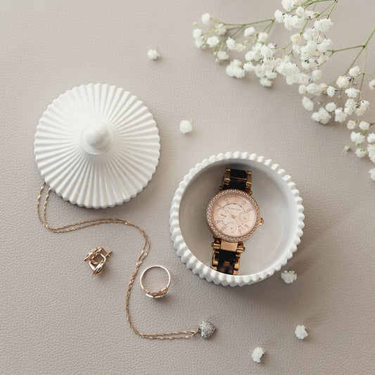 Weißes Gipsgefäß zur Badezimmerorganisation, für Wattebällchen oder Badesalzaufbewahrung, Wohnaccessoire Detail, Geschenkidee zur Einweihung