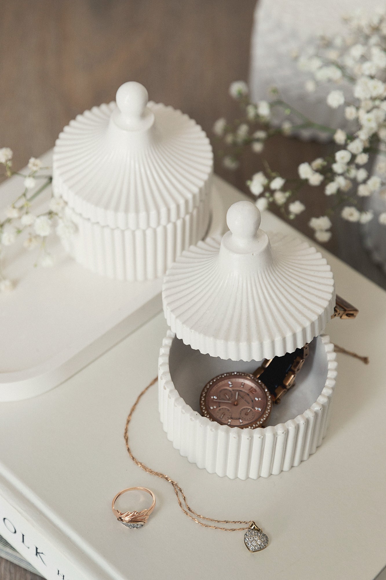 Weißes Gipsgefäß zur Badezimmerorganisation, für Wattebällchen oder Badesalzaufbewahrung, Wohnaccessoire Detail, Geschenkidee zur Einweihung