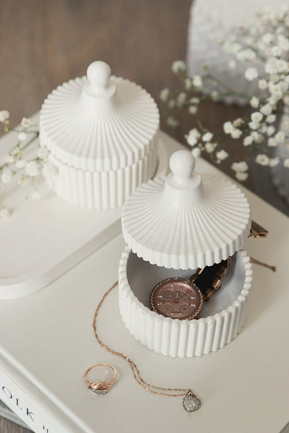 Weißes Gipsgefäß zur Badezimmerorganisation, für Wattebällchen oder Badesalzaufbewahrung, Wohnaccessoire Detail, Geschenkidee zur Einweihung