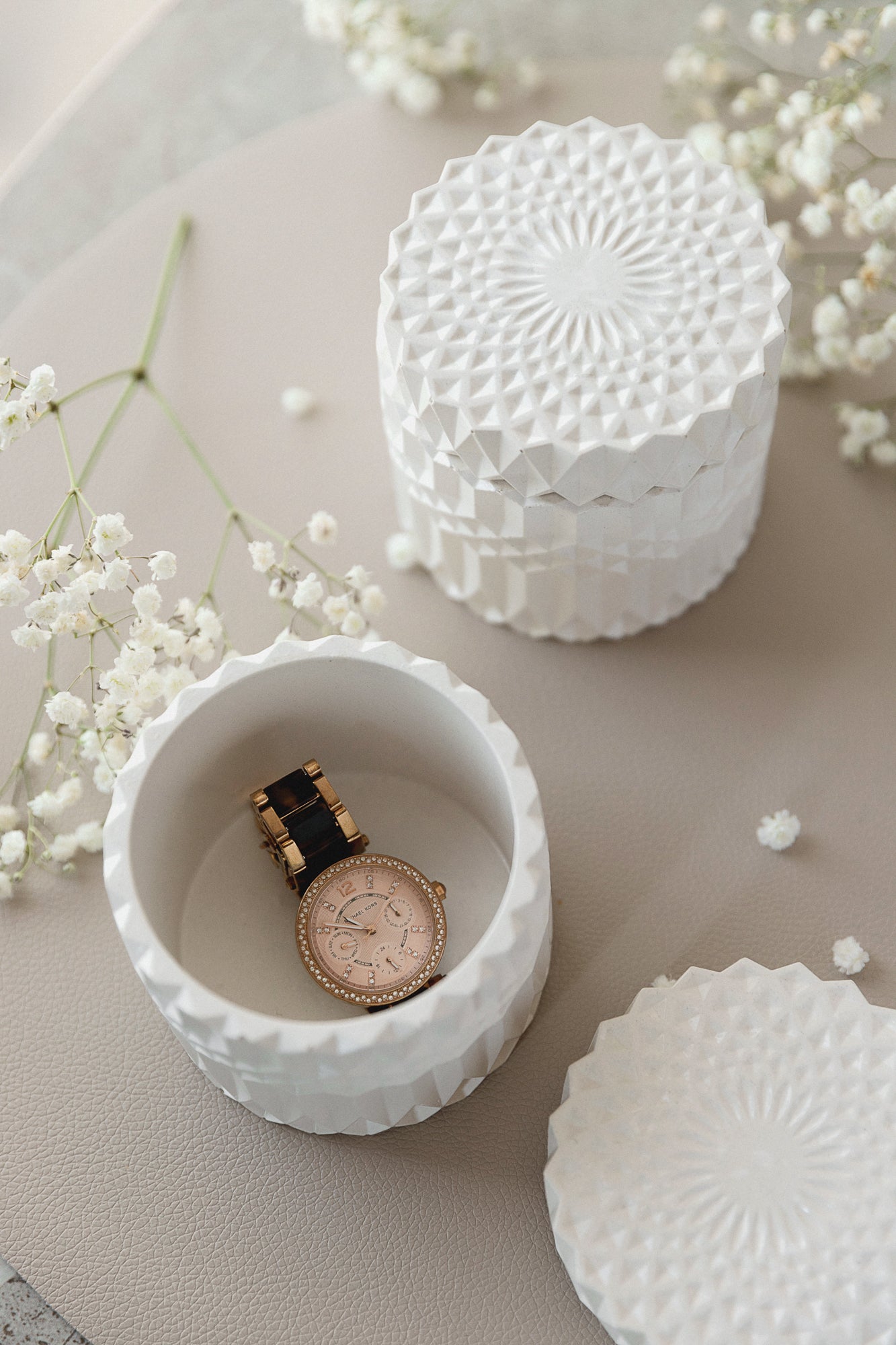 Weißes Gipsgefäß zur Badezimmerorganisation, Schmuckaufbewahrung, Wohnaccessoire Detail, Geschenkidee zur Einweihung