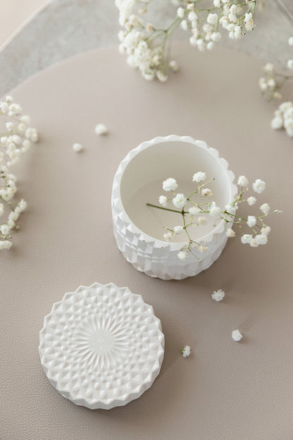 Weißes Gipsgefäß zur Badezimmerorganisation, Schmuckaufbewahrung, Wohnaccessoire Detail, Geschenkidee zur Einweihung