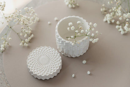 Weißes Gipsgefäß zur Badezimmerorganisation, Schmuckaufbewahrung, Wohnaccessoire Detail, Geschenkidee zur Einweihung