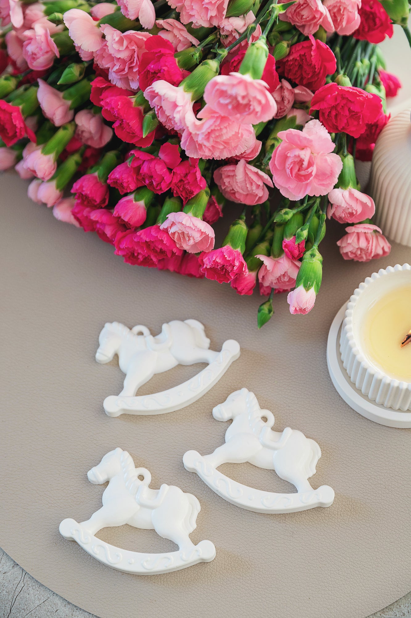 Pferdeornament – Weihnachtsbaumdekoration Dankeschön-Geschenk oder Tauf-Einladung - Gravierbares Gips-Dekorelement - Packung mit 6