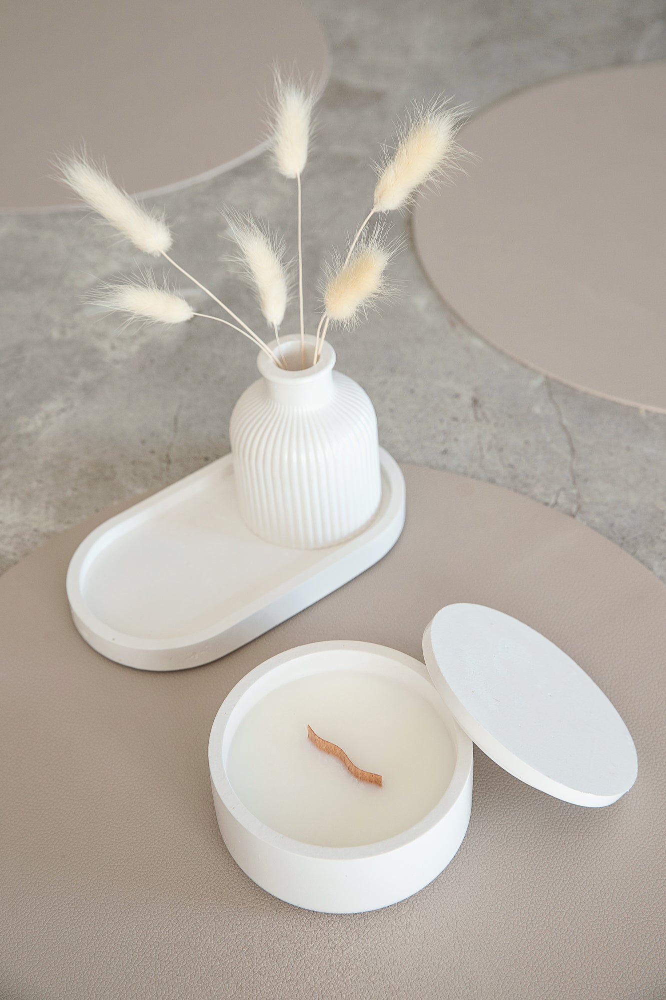 Duftkerze mit Holzdocht in handgefertigtem Gipsgefäß, Kokoswachs