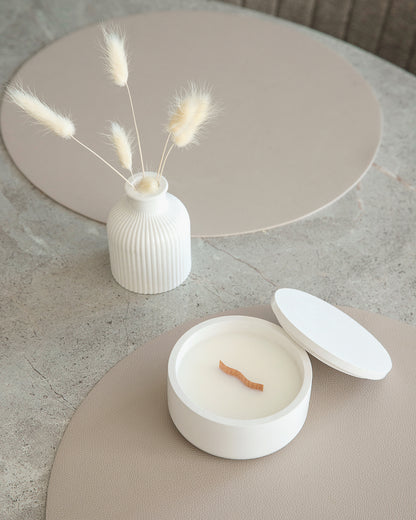 Duftkerze mit Holzdocht in handgefertigtem Gipsgefäß, Kokoswachs