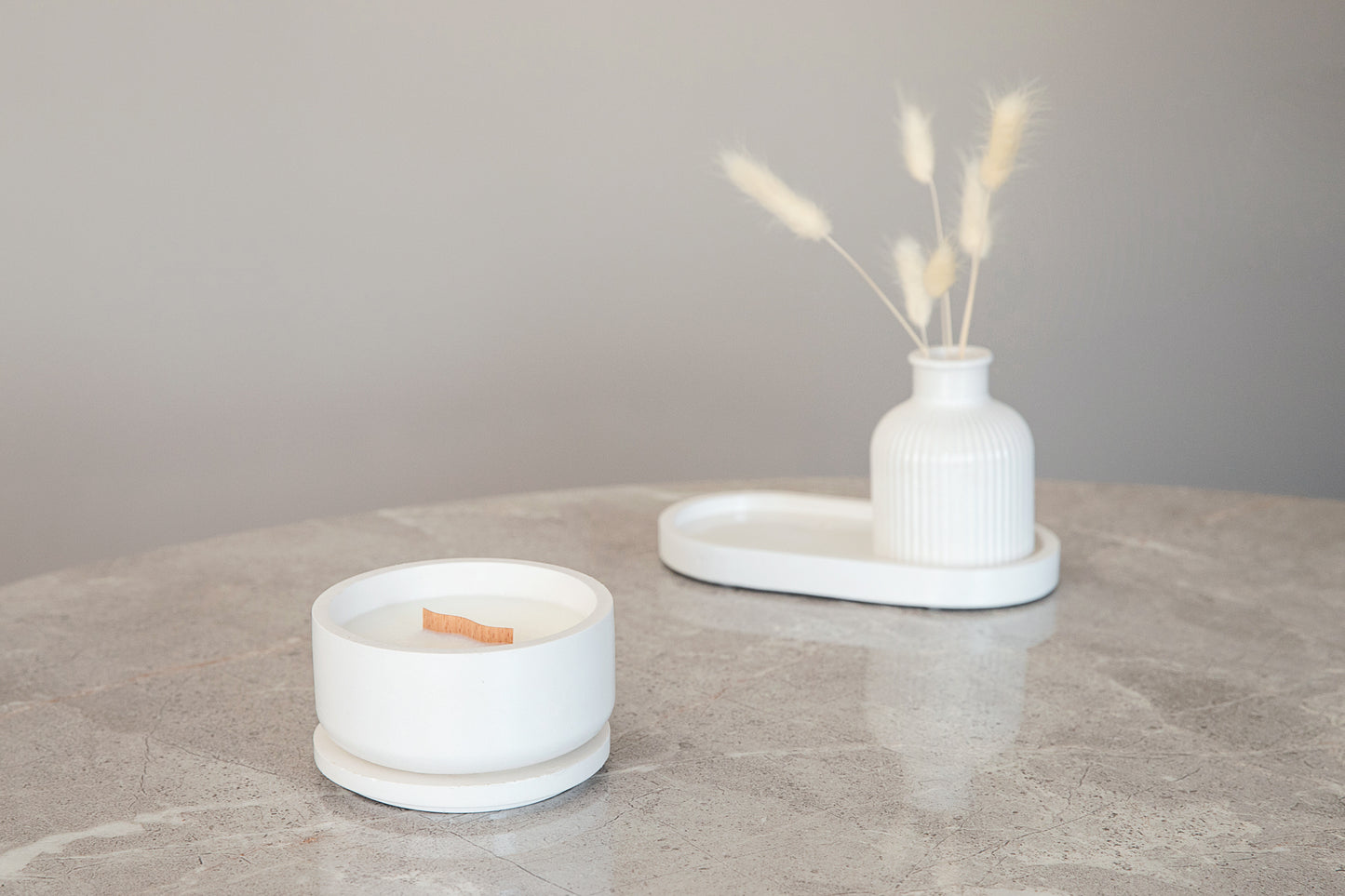 Duftkerze mit Holzdocht in handgefertigtem Gipsgefäß, Kokoswachs