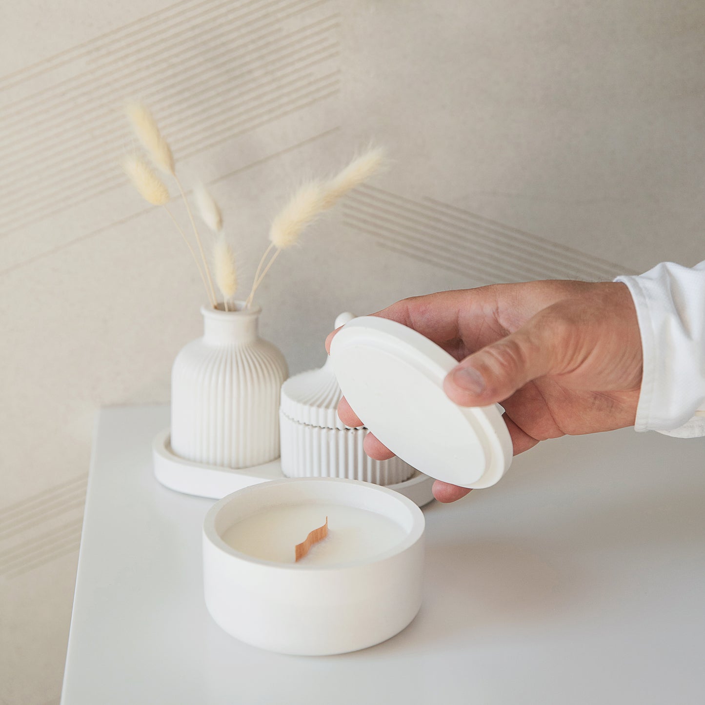 Duftkerze mit Holzdocht in handgefertigtem Gipsgefäß, Kokoswachs