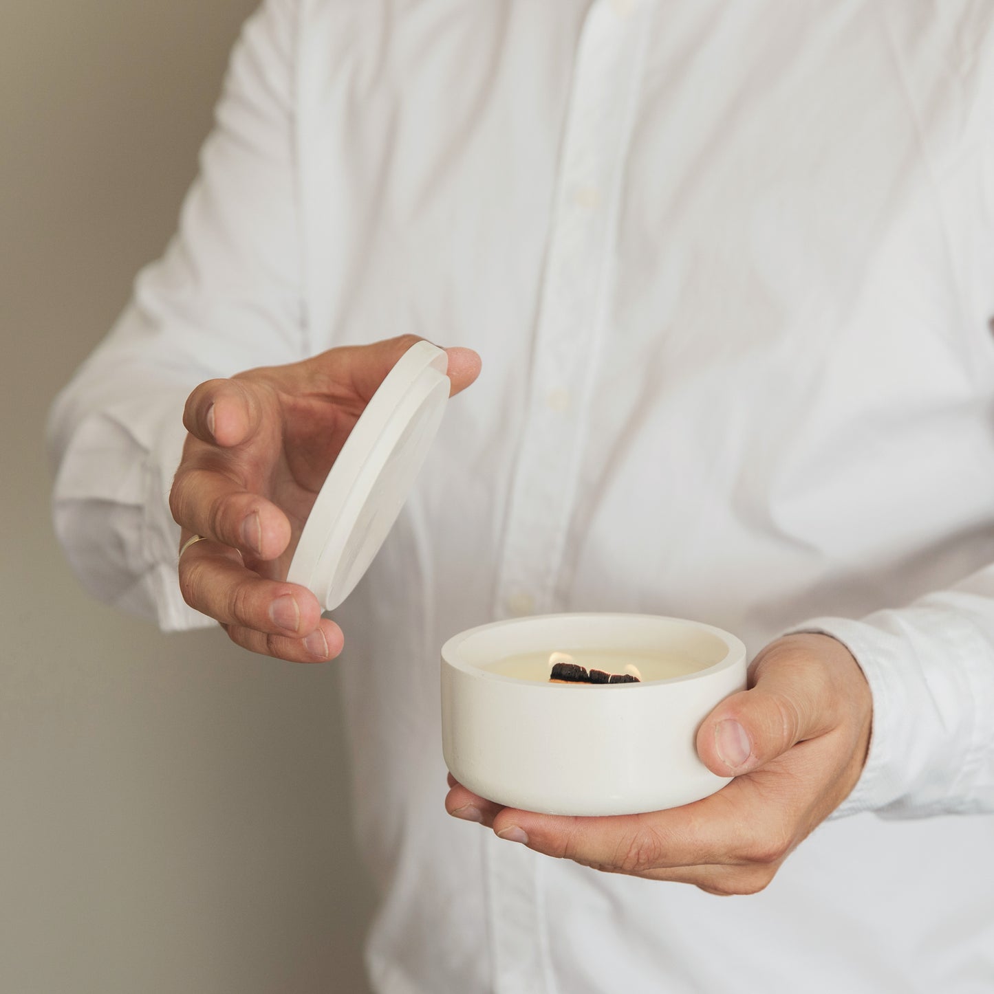 Duftkerze mit Holzdocht in handgefertigtem Gipsgefäß, Kokoswachs