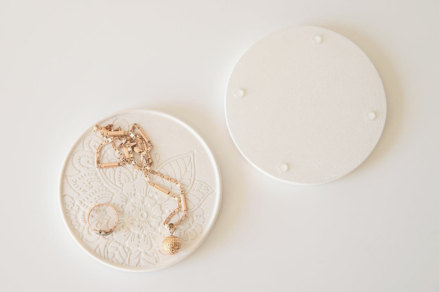 Set aus 4 weißen runden Untersetzern - Handgemachte Tabletts aus Gips, Schmucktablett, Einweihungsgeschenk