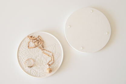 Set aus 4 weißen runden Untersetzern - Handgemachte Tabletts aus Gips, Schmucktablett, Einweihungsgeschenk