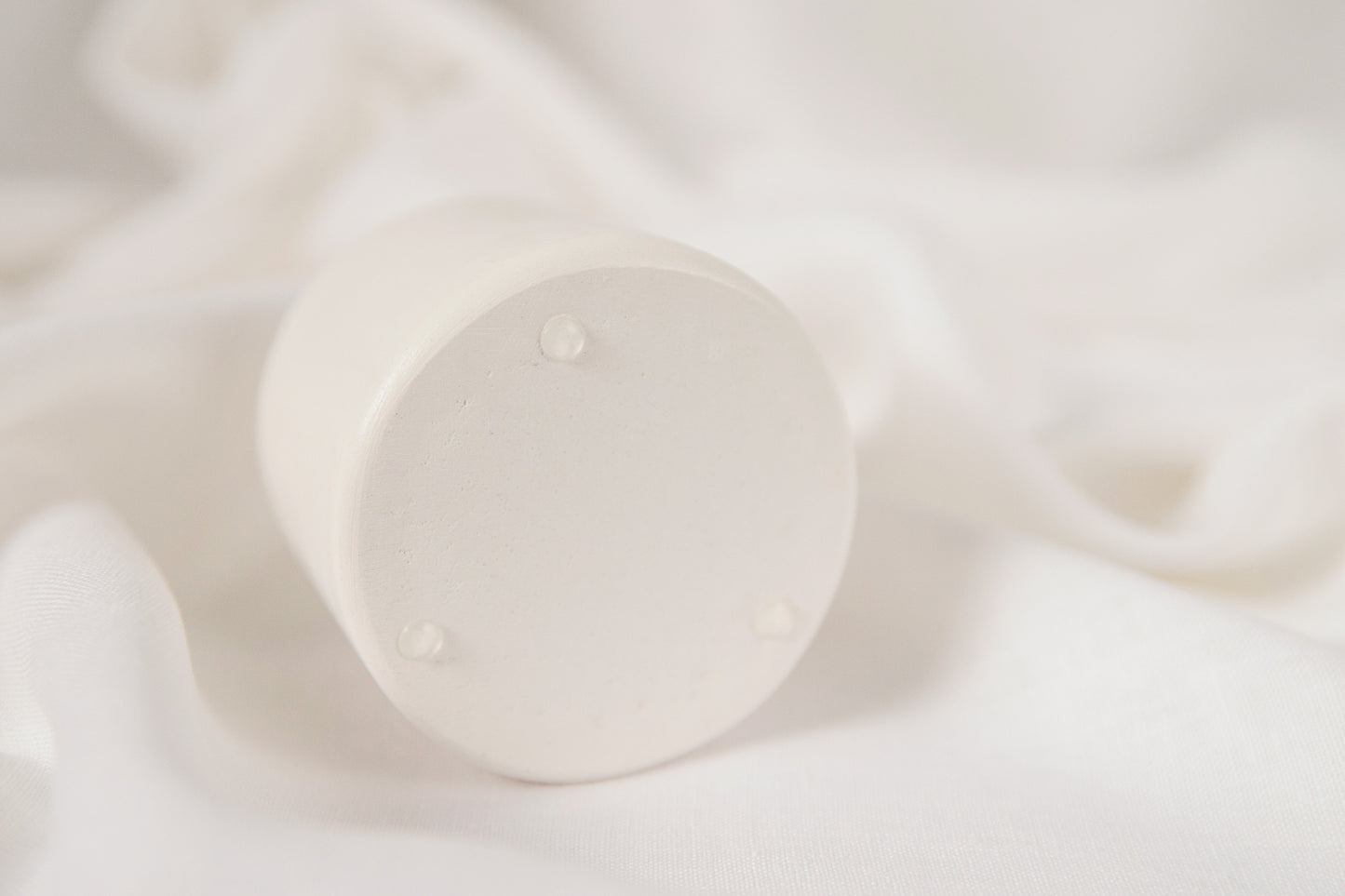 Kegel-Duftkerze in handgefertigtem Gipsgefäß, Kokoswachs-Kerze mit Baumwolldocht