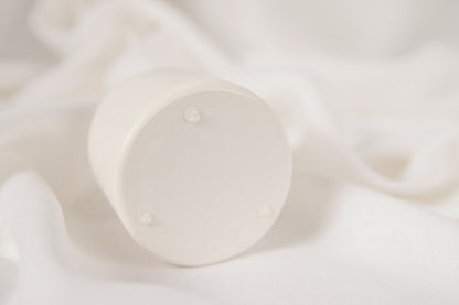 Kegel-Duftkerze in handgefertigtem Gipsgefäß, Kokoswachs-Kerze mit Baumwolldocht