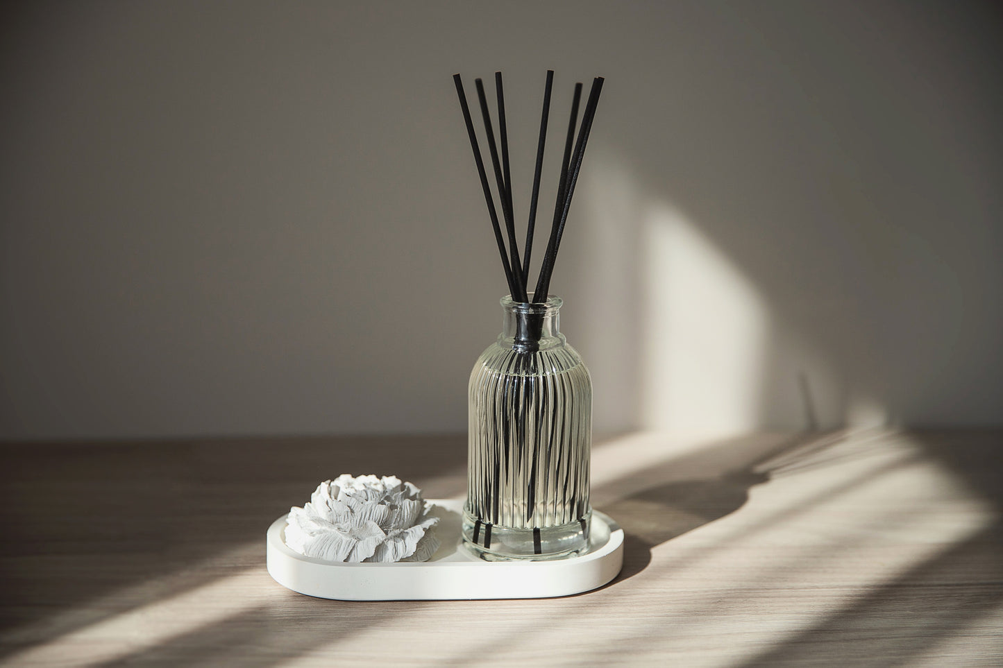 Home Fragrance Gift Set – Reed Diffuser with Gypsum Peony Flower and Tray
