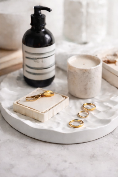 Weißes Gips-Schmucktablett mit Bergrelief