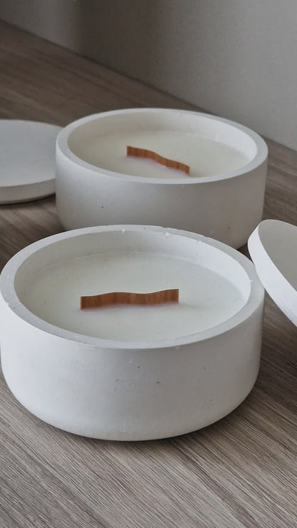 Duftkerze mit Holzdocht in handgefertigtem Gipsgefäß, Kokoswachs
